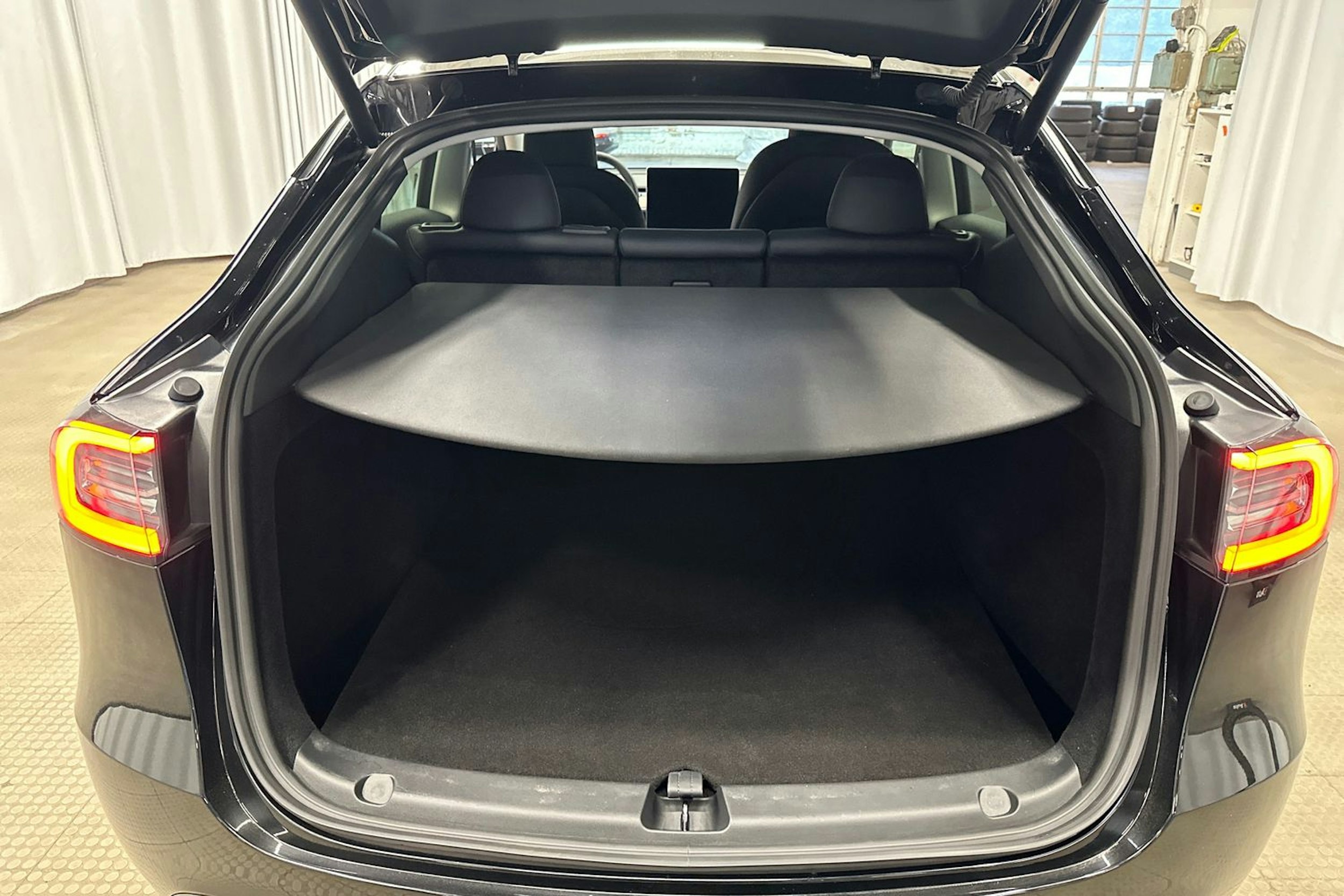 musta Tesla Model Y 2022 kuva 24.
