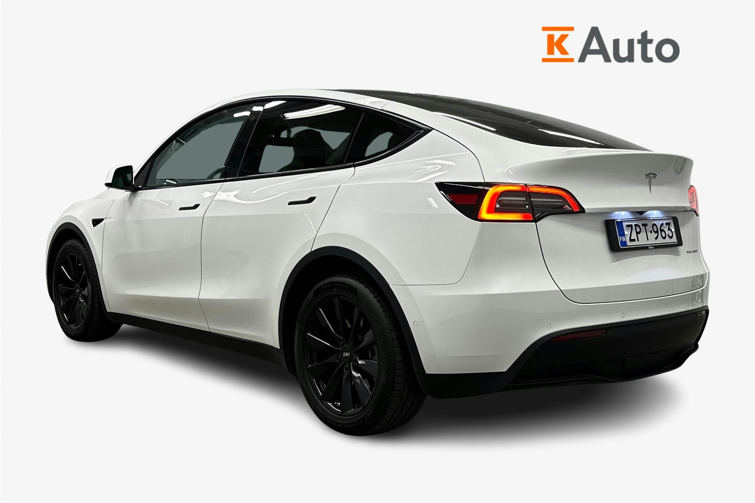 valkoinen Tesla Model Y 2022 kuva 2.