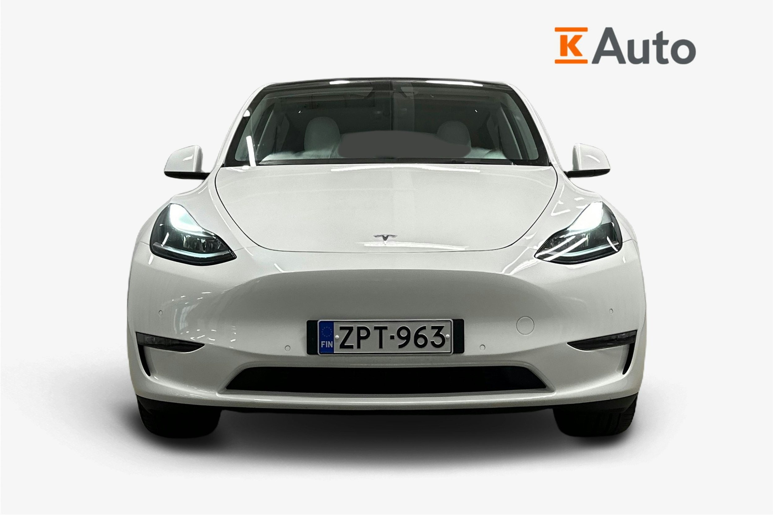 valkoinen Tesla Model Y 2022 kuva 5.