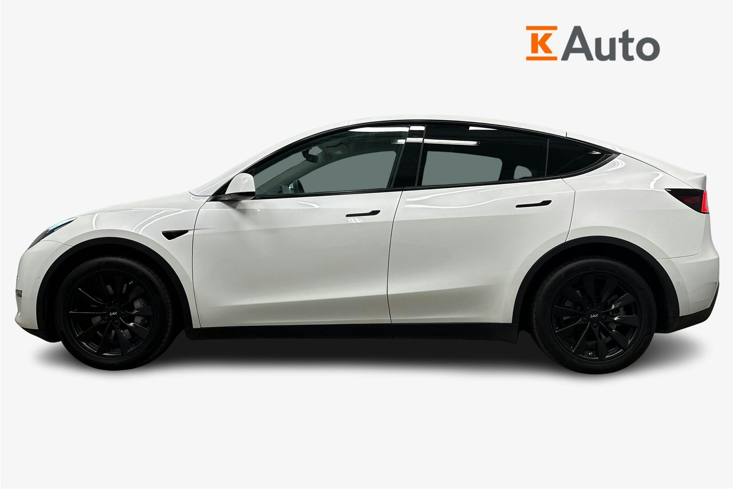 valkoinen Tesla Model Y 2022 kuva 6.