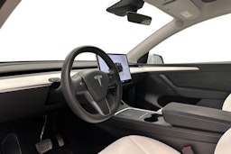 valkoinen Tesla Model Y 2022 kuva 7.