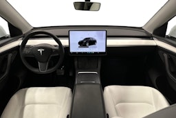 valkoinen Tesla Model Y 2022 kuva 9.