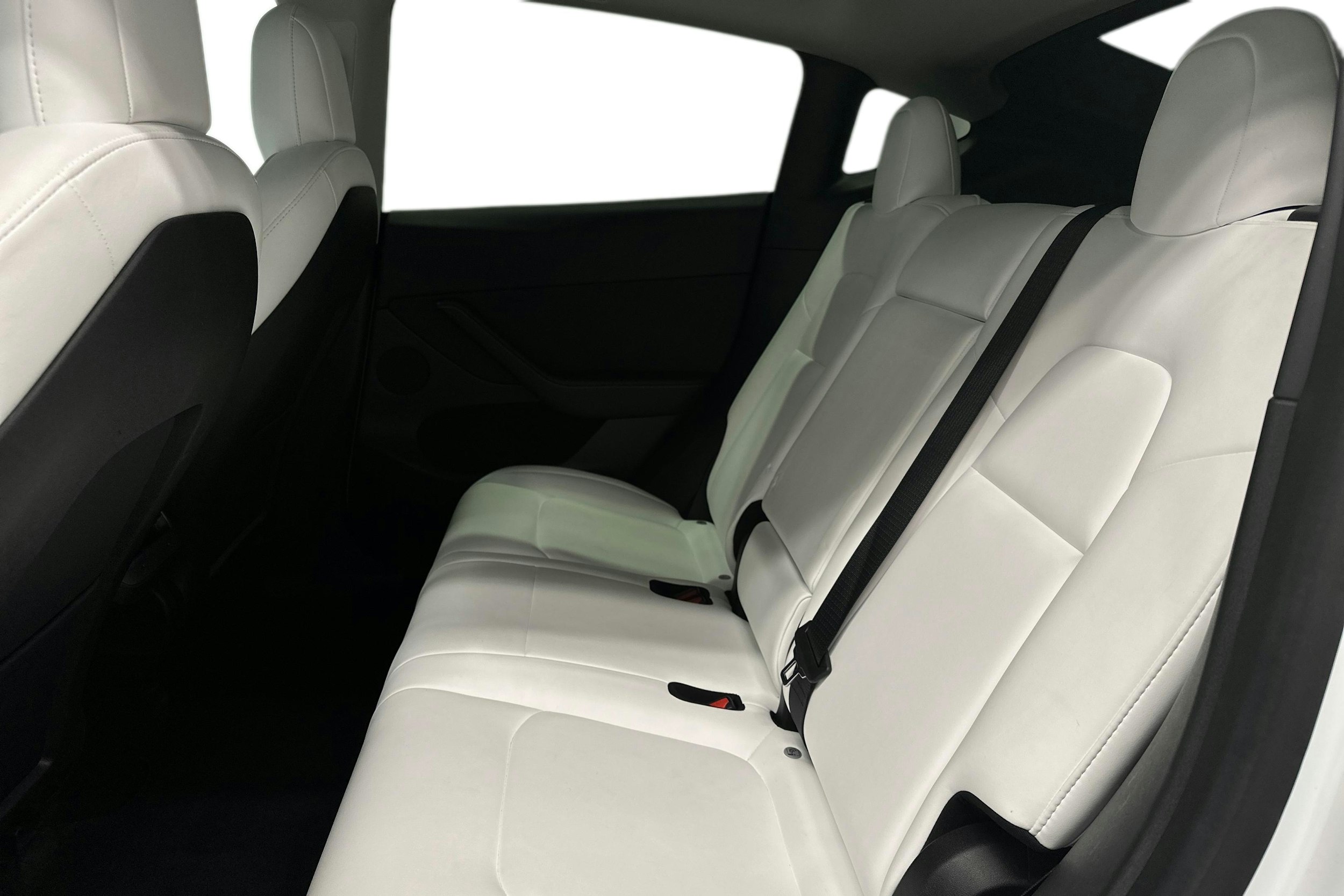 valkoinen Tesla Model Y 2022 kuva 10.