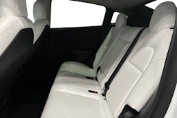 valkoinen Tesla Model Y 2022 kuva 10.