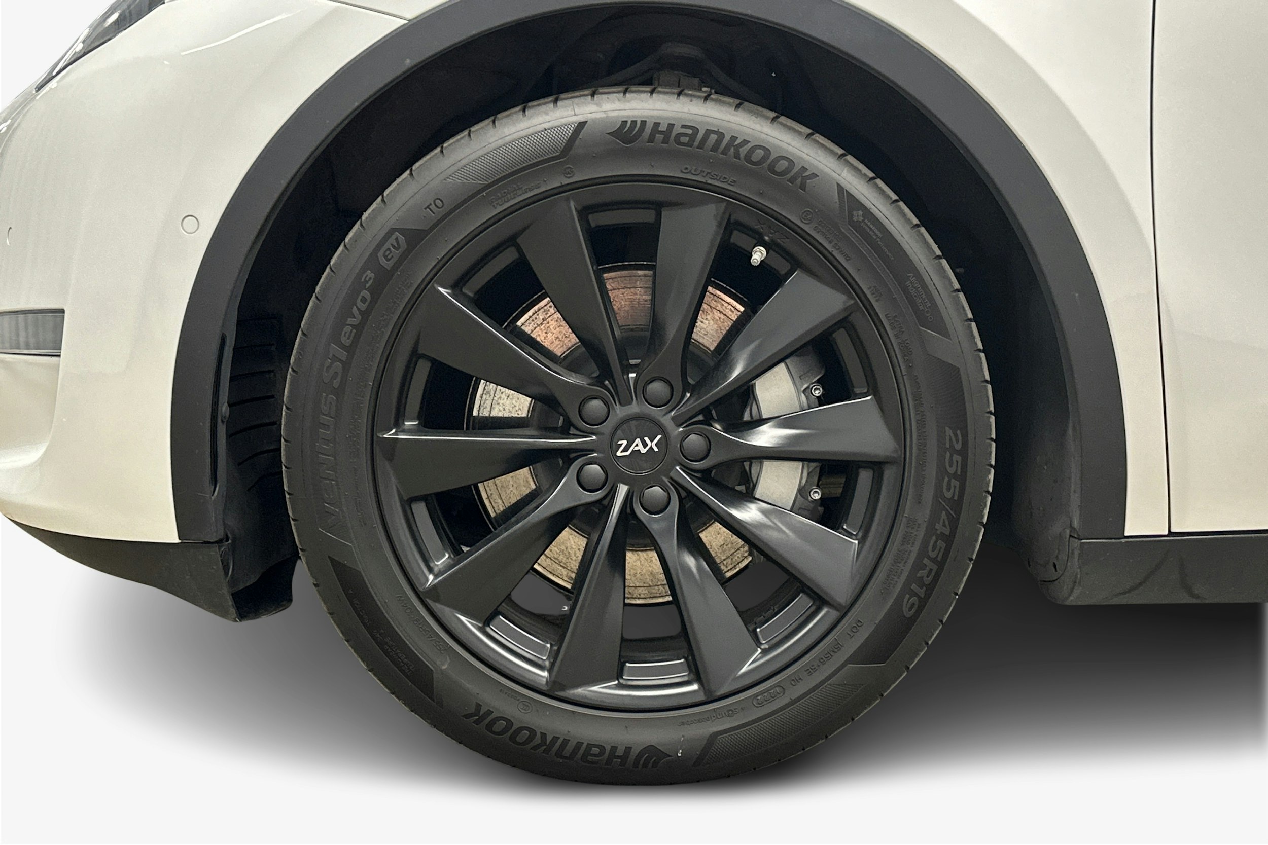 valkoinen Tesla Model Y 2022 kuva 11.