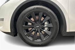 valkoinen Tesla Model Y 2022 kuva 11.