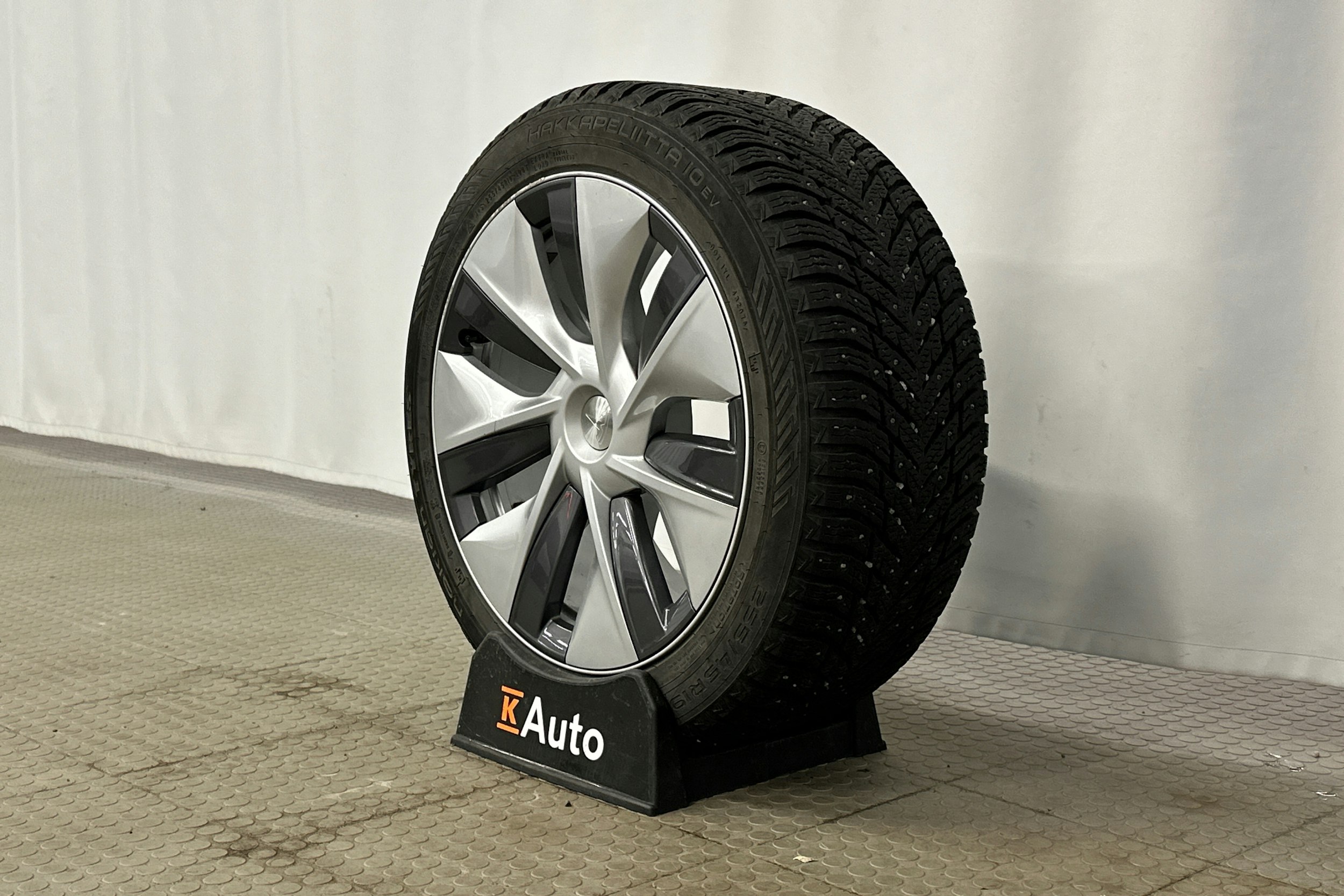 valkoinen Tesla Model Y 2022 kuva 13.