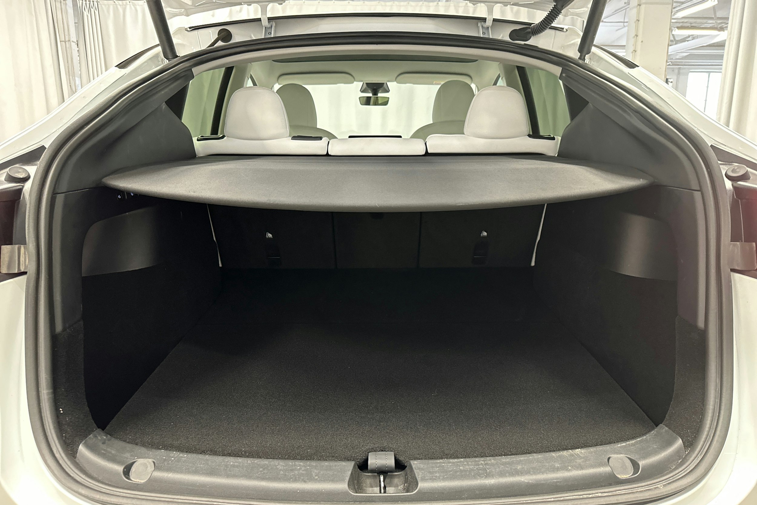 valkoinen Tesla Model Y 2022 kuva 14.