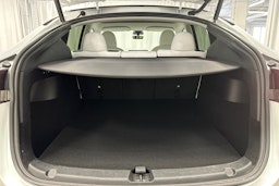 valkoinen Tesla Model Y 2022 kuva 14.