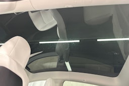 valkoinen Tesla Model Y 2022 kuva 16.