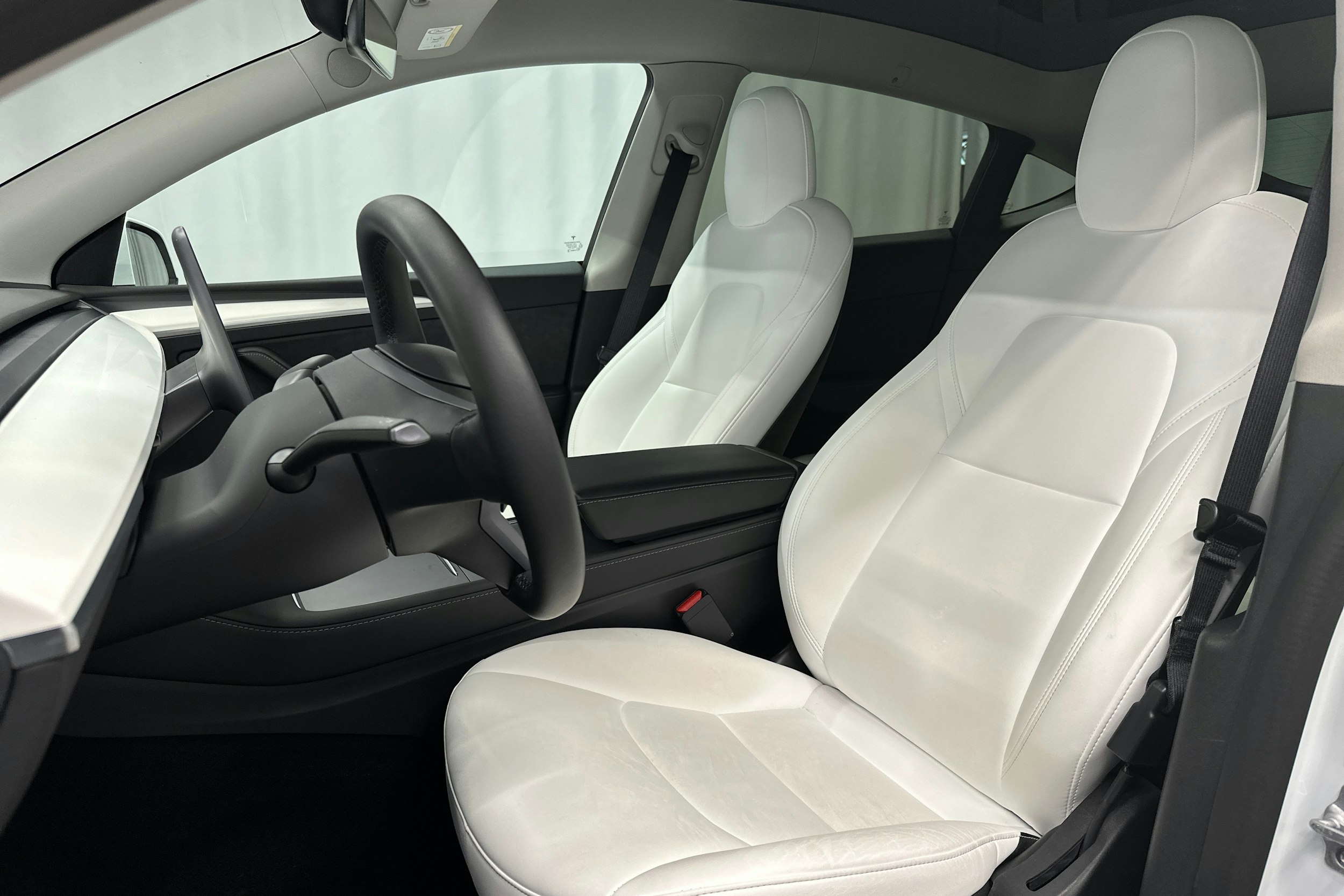 valkoinen Tesla Model Y 2022 kuva 17.