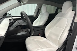 valkoinen Tesla Model Y 2022 kuva 17.