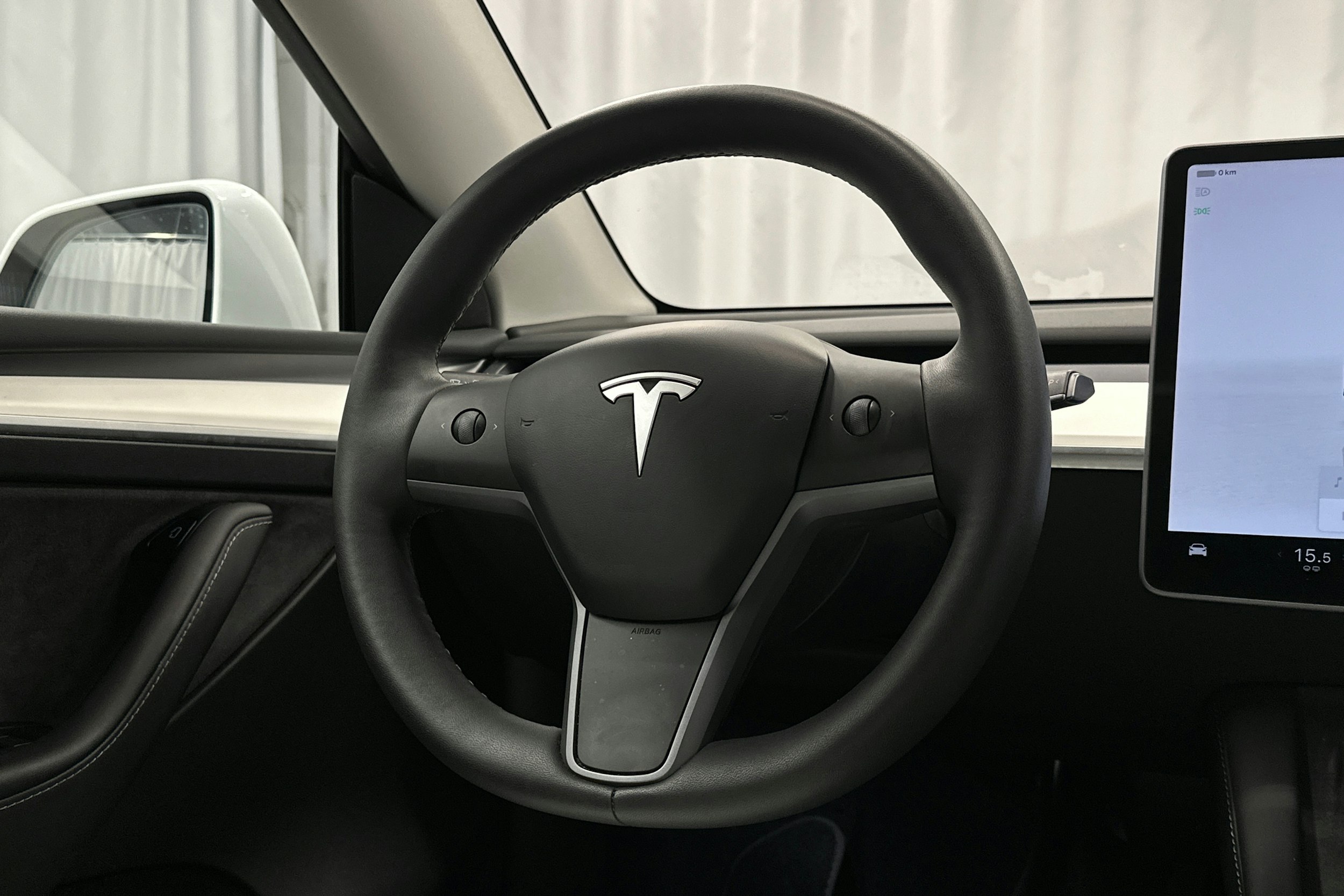 valkoinen Tesla Model Y 2022 kuva 19.