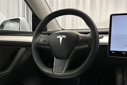 valkoinen Tesla Model Y 2022 kuva 19.
