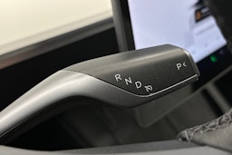 valkoinen Tesla Model Y 2022 kuva 20.