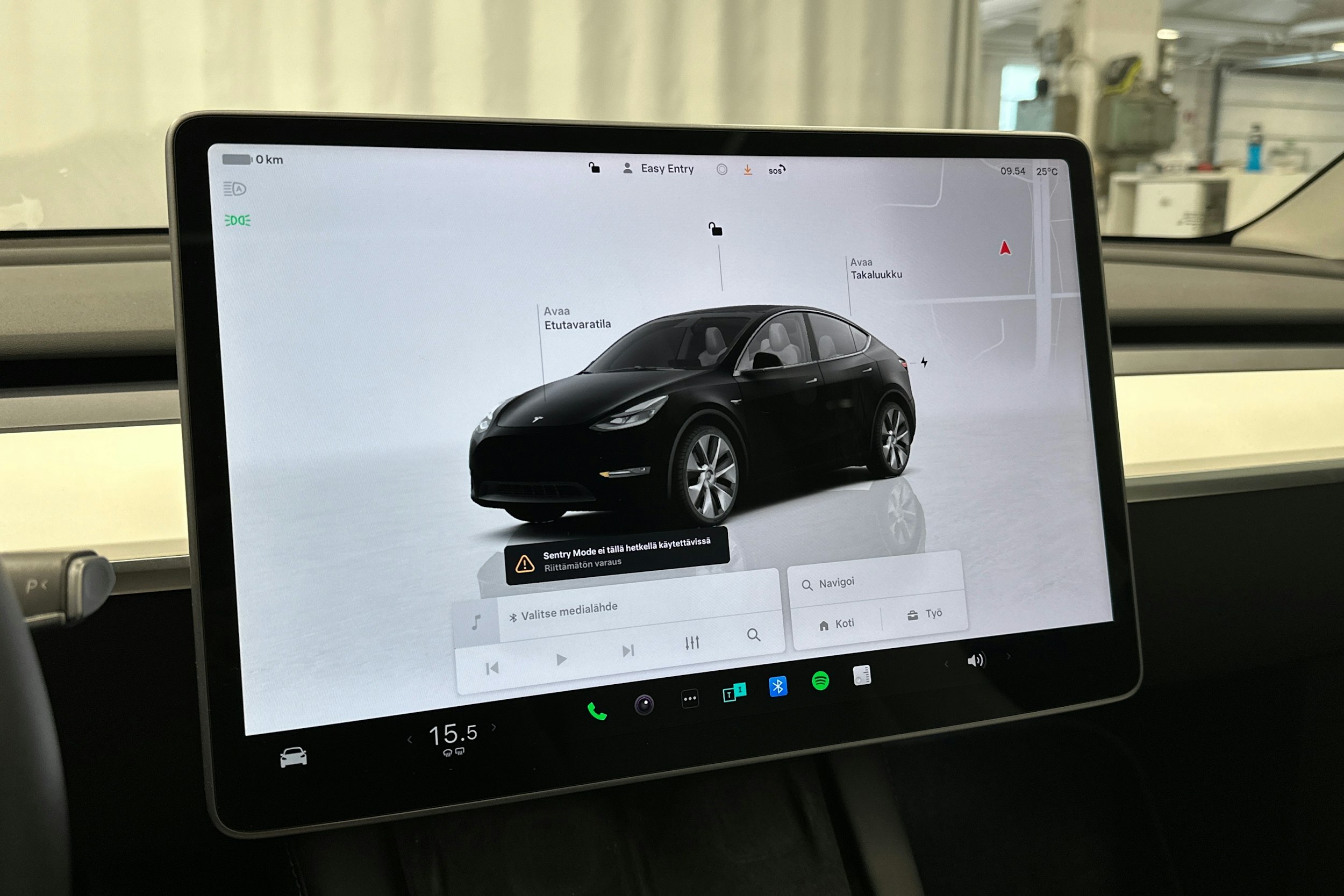 valkoinen Tesla Model Y 2022 kuva 21.