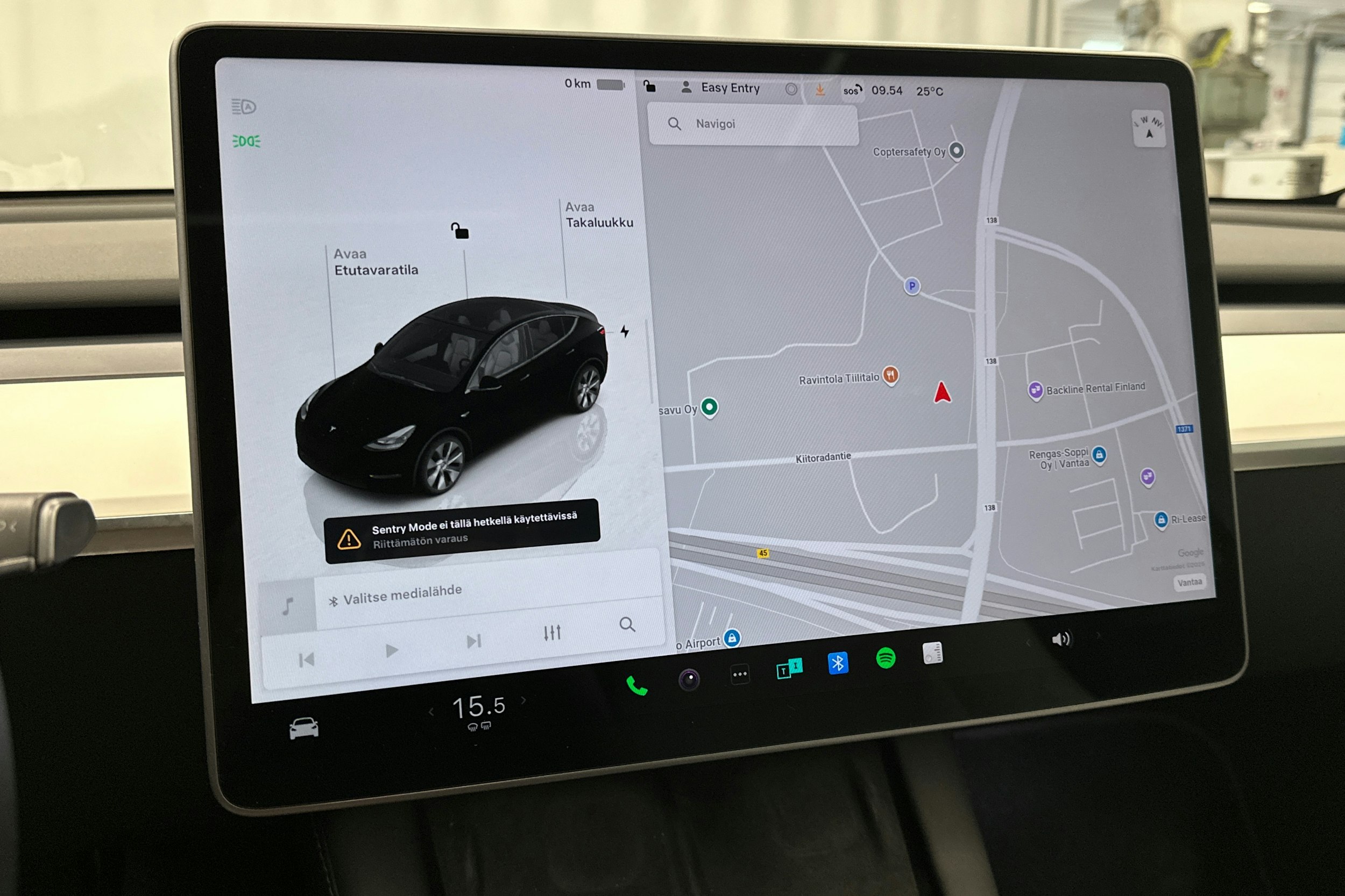 valkoinen Tesla Model Y 2022 kuva 22.