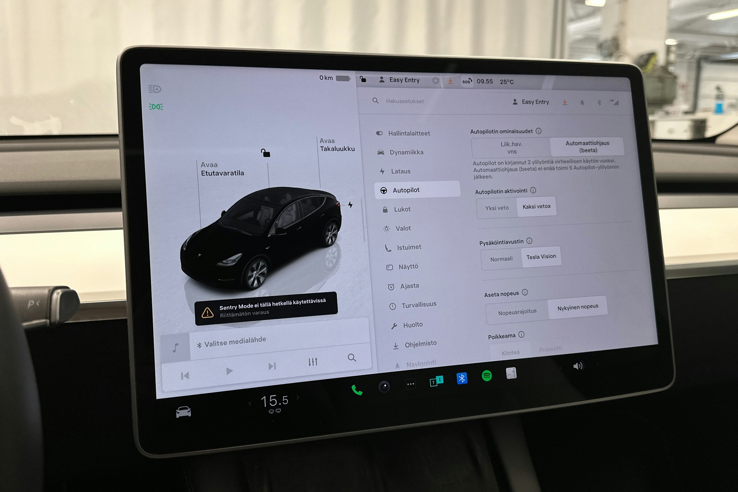 valkoinen Tesla Model Y 2022 kuva 23.