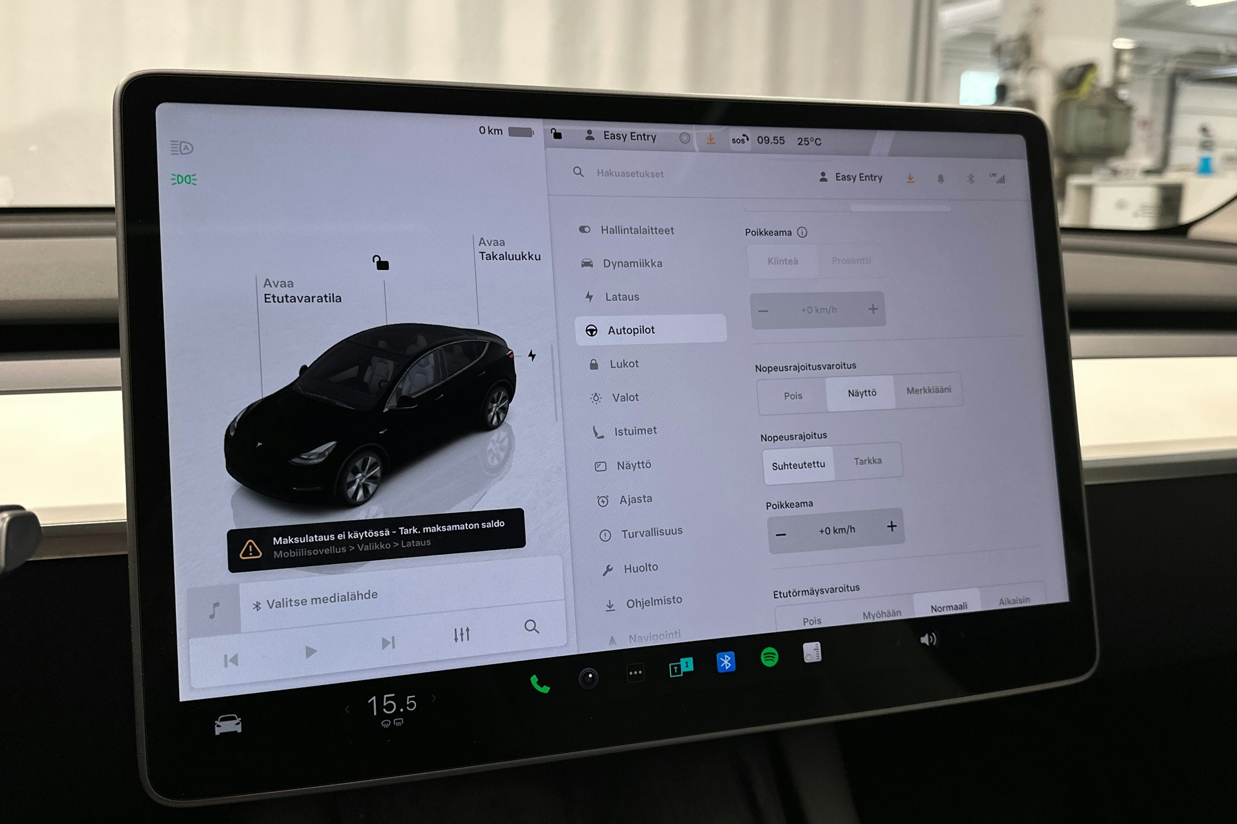 valkoinen Tesla Model Y 2022 kuva 24.