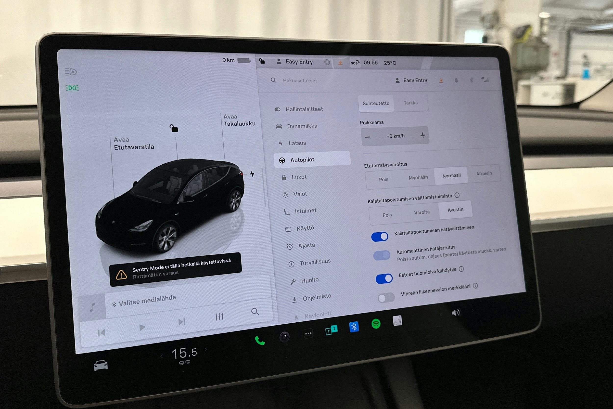 valkoinen Tesla Model Y 2022 kuva 25.