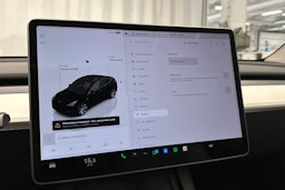 valkoinen Tesla Model Y 2022 kuva 26.