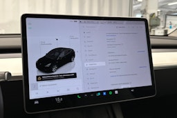 valkoinen Tesla Model Y 2022 kuva 27.