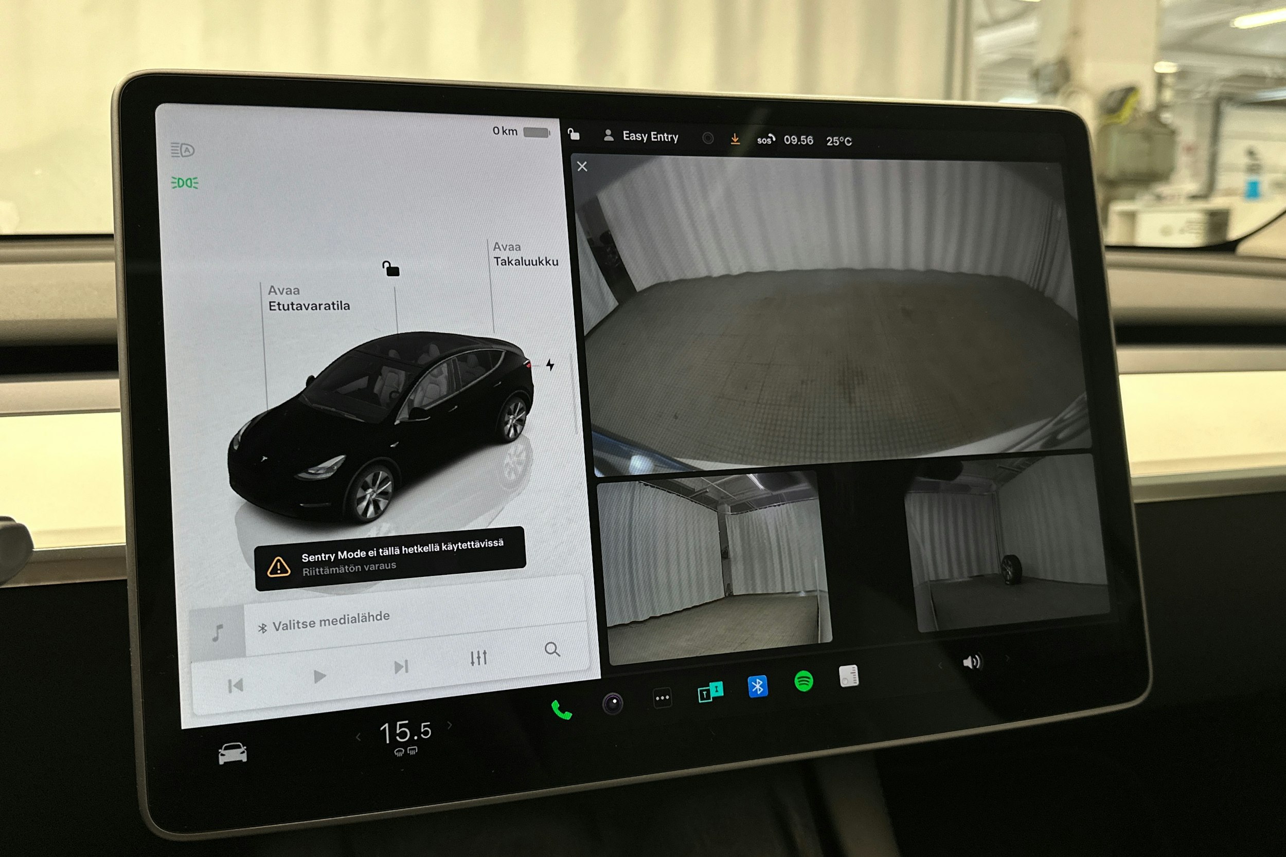 valkoinen Tesla Model Y 2022 kuva 28.