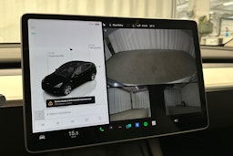 valkoinen Tesla Model Y 2022 kuva 28.