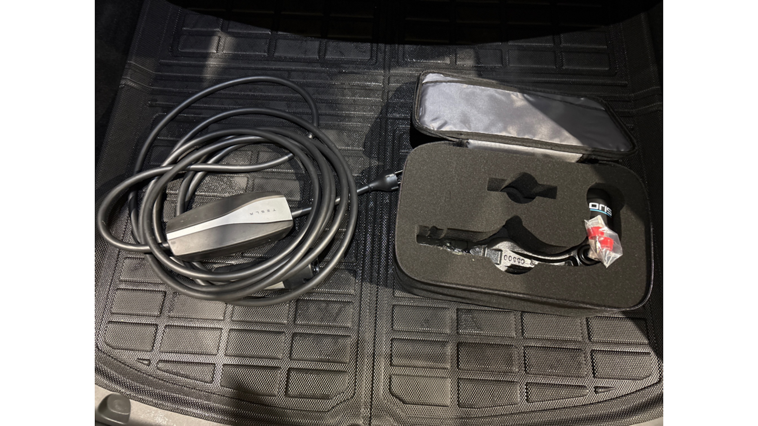 met. musta Tesla Model Y 2023 kuva 7.