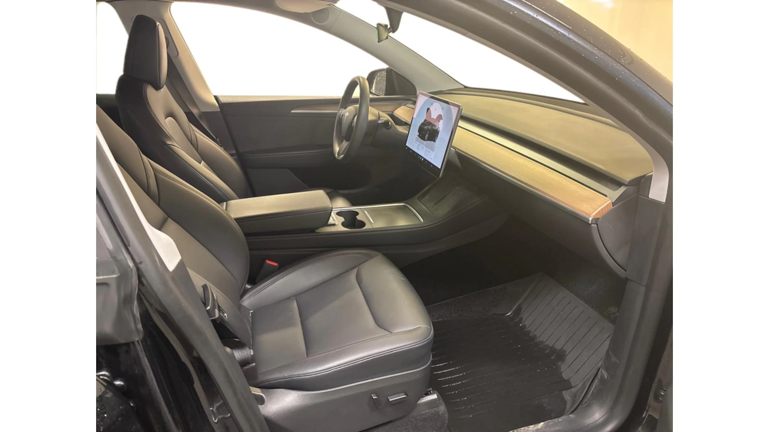 met. musta Tesla Model Y 2023 kuva 6.