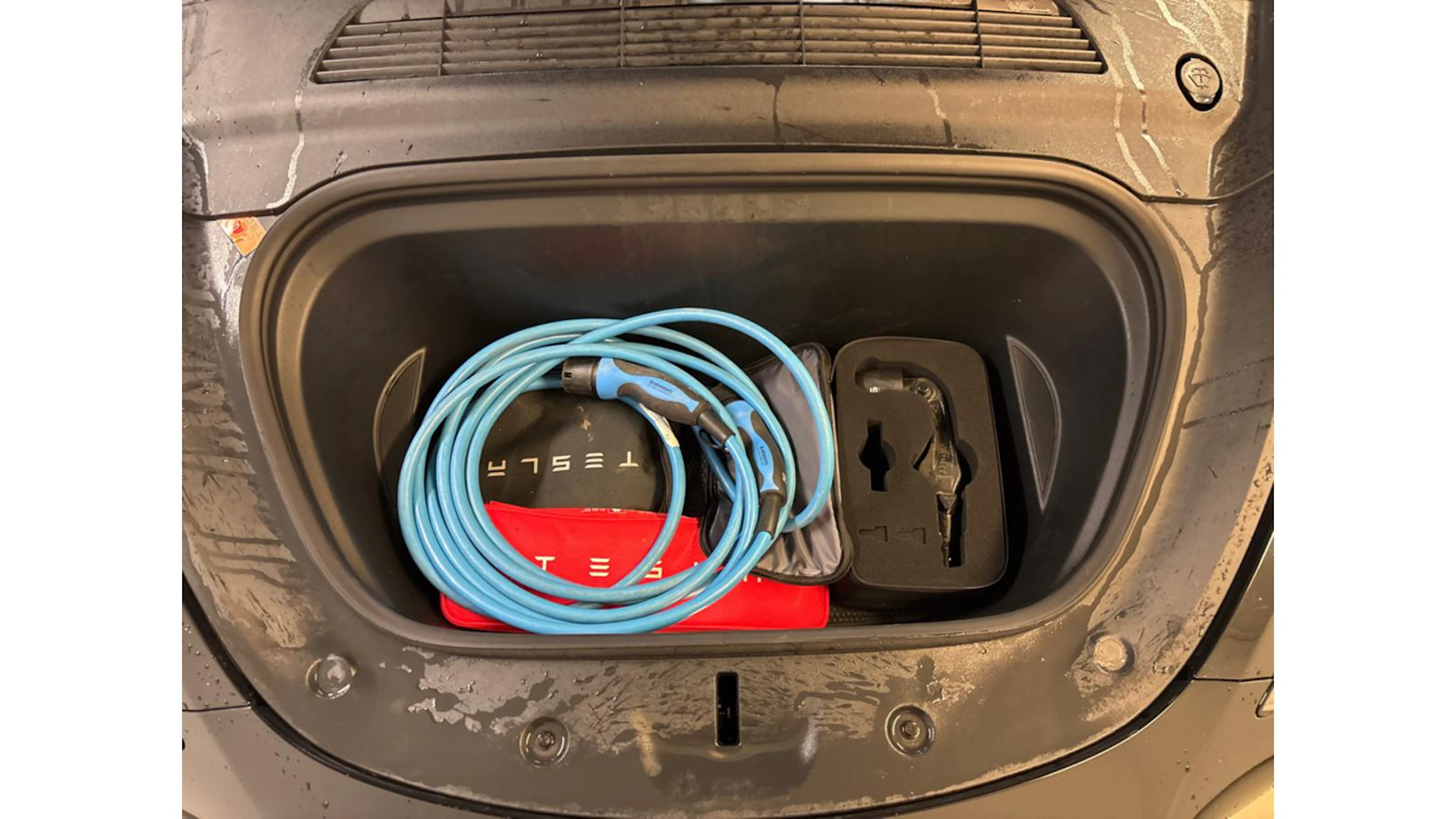 met. musta Tesla Model Y 2023 kuva 7.