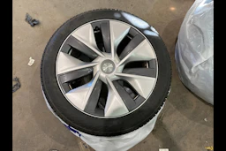 met. hopea Tesla Model Y 2023 kuva 5.