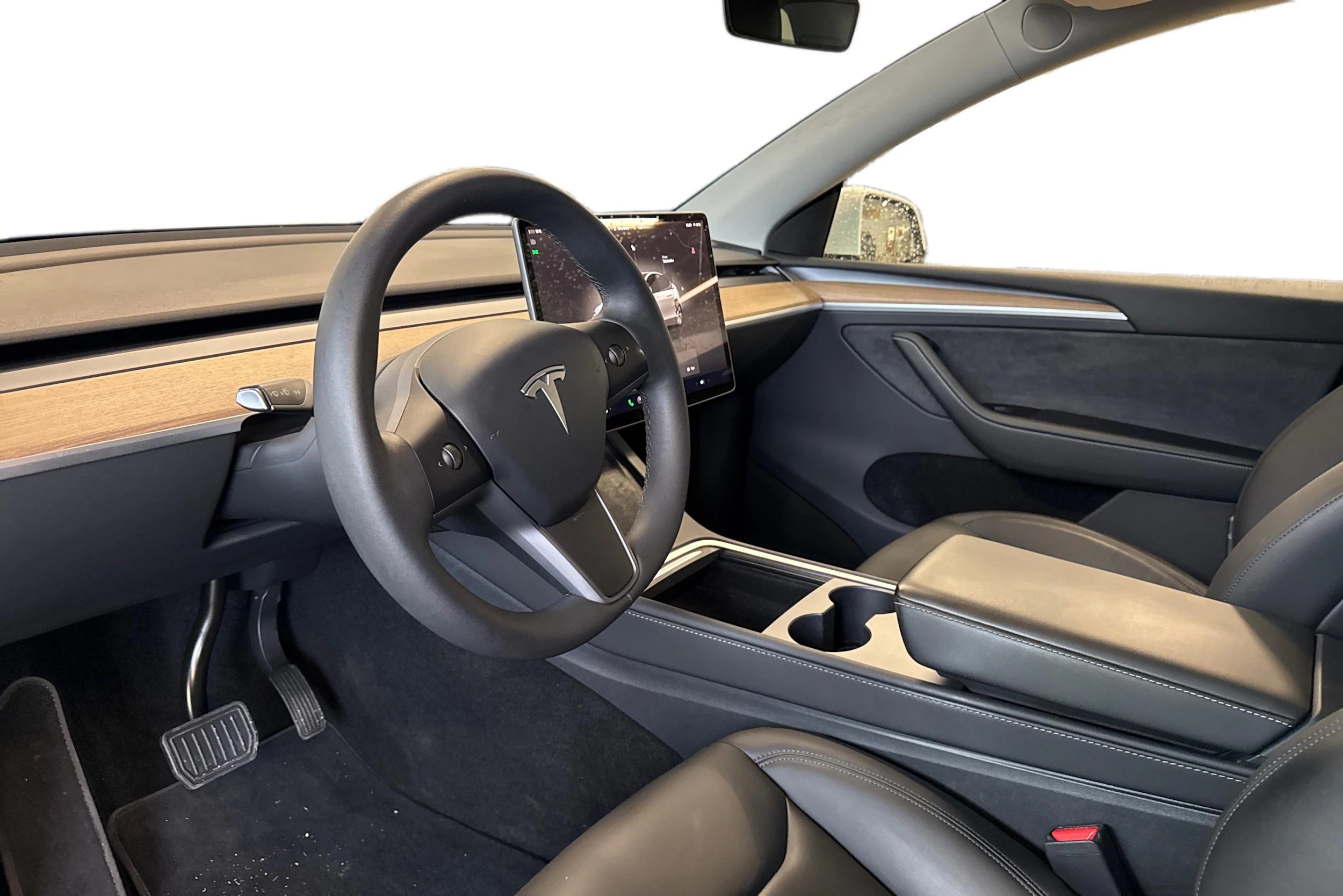 valkoinen Tesla Model Y 2023 kuva 3.