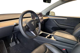 valkoinen Tesla Model Y 2023 kuva 3.