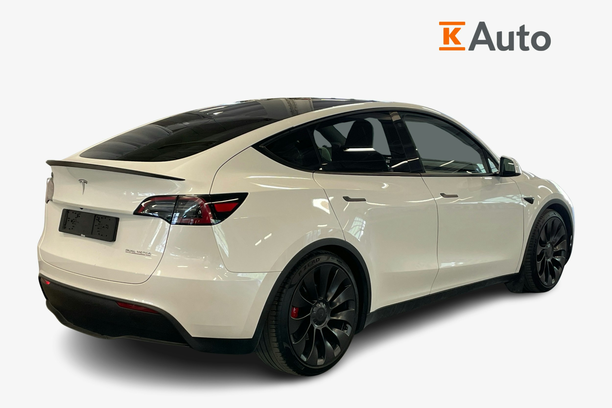 valkoinen Tesla Model Y 2023 kuva 2.