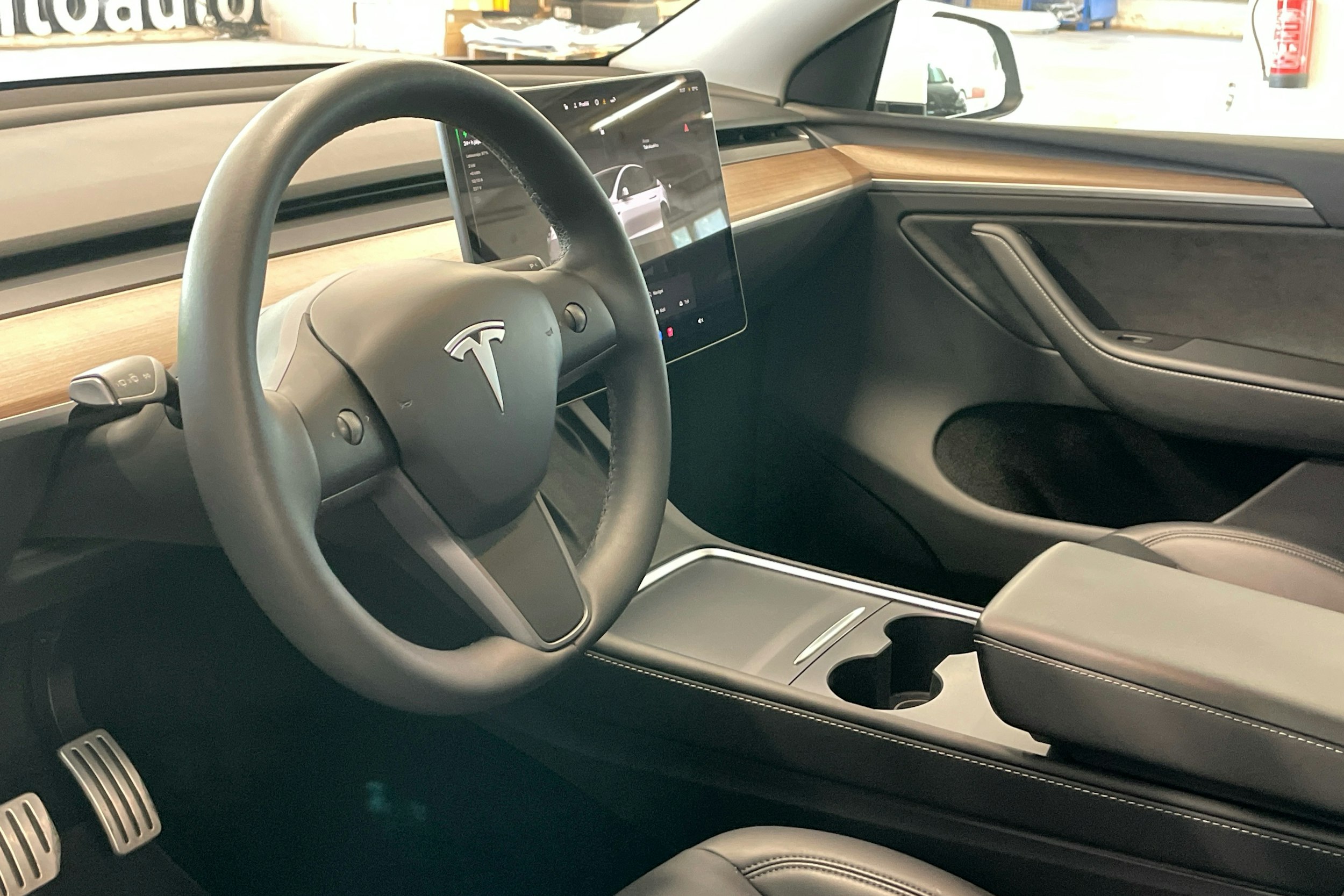 valkoinen Tesla Model Y 2023 kuva 3.