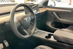 valkoinen Tesla Model Y 2023 kuva 3.
