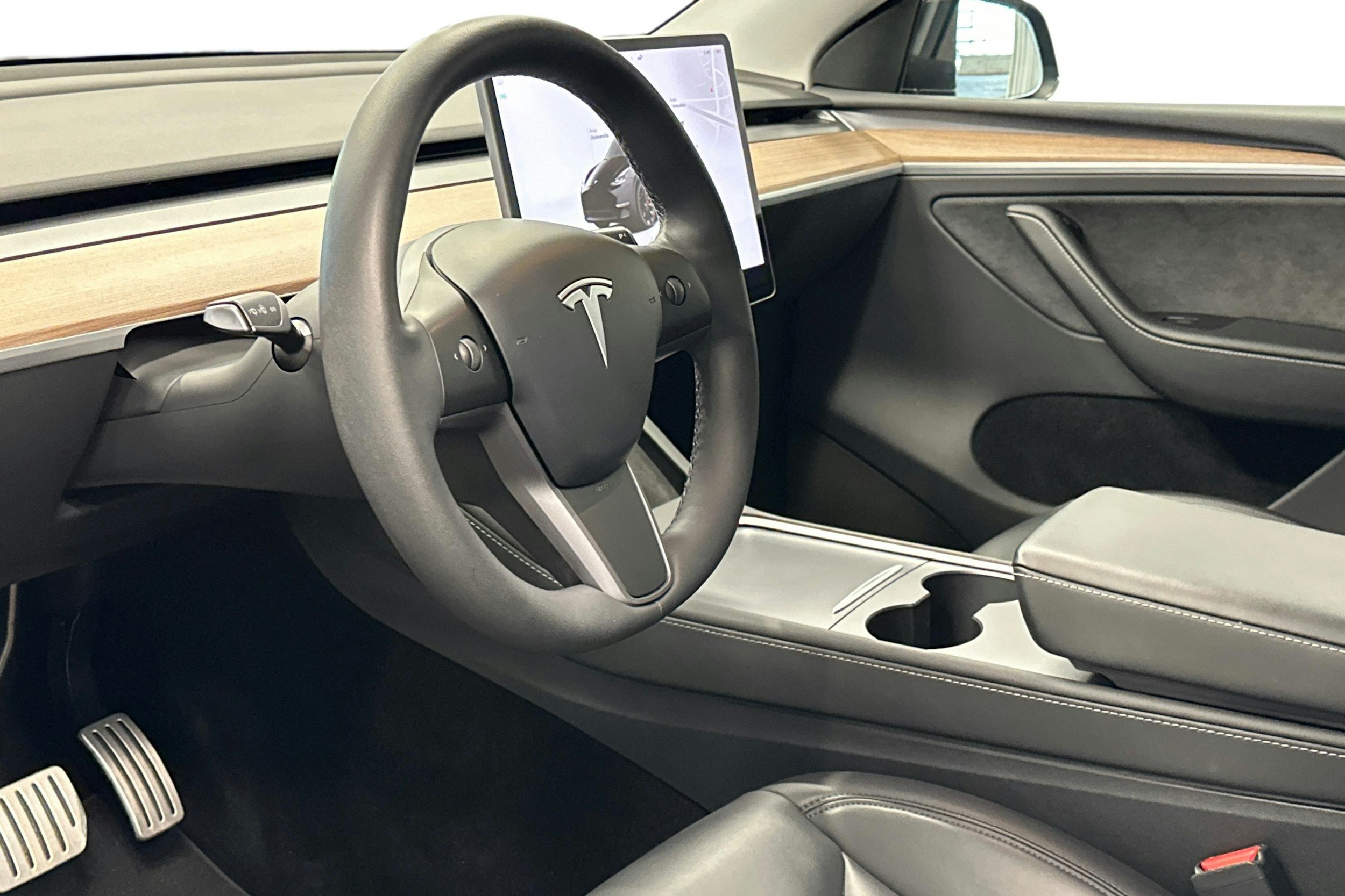 musta Tesla Model Y 2023 kuva 3.