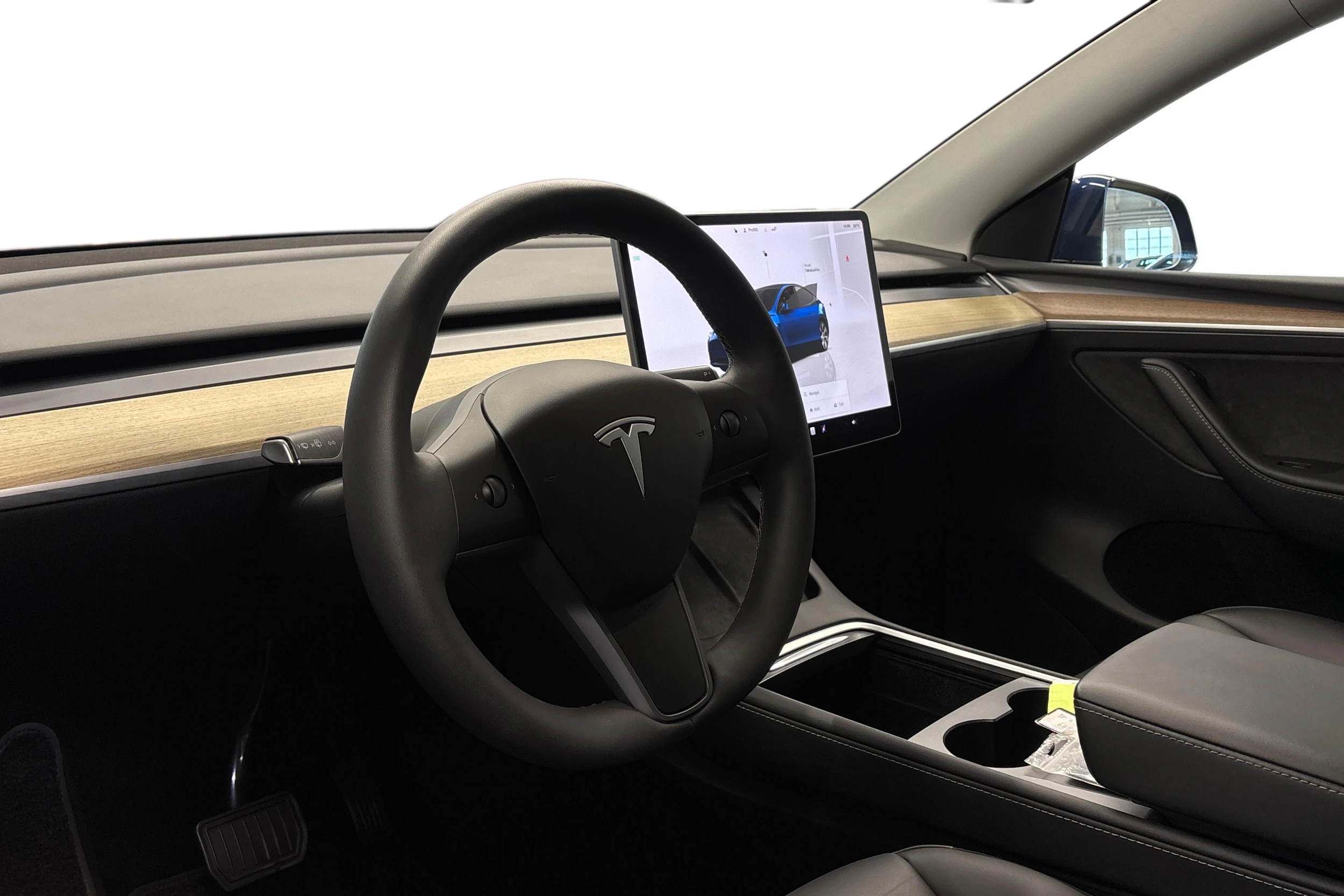 sininen Tesla Model Y 2023 kuva 3.