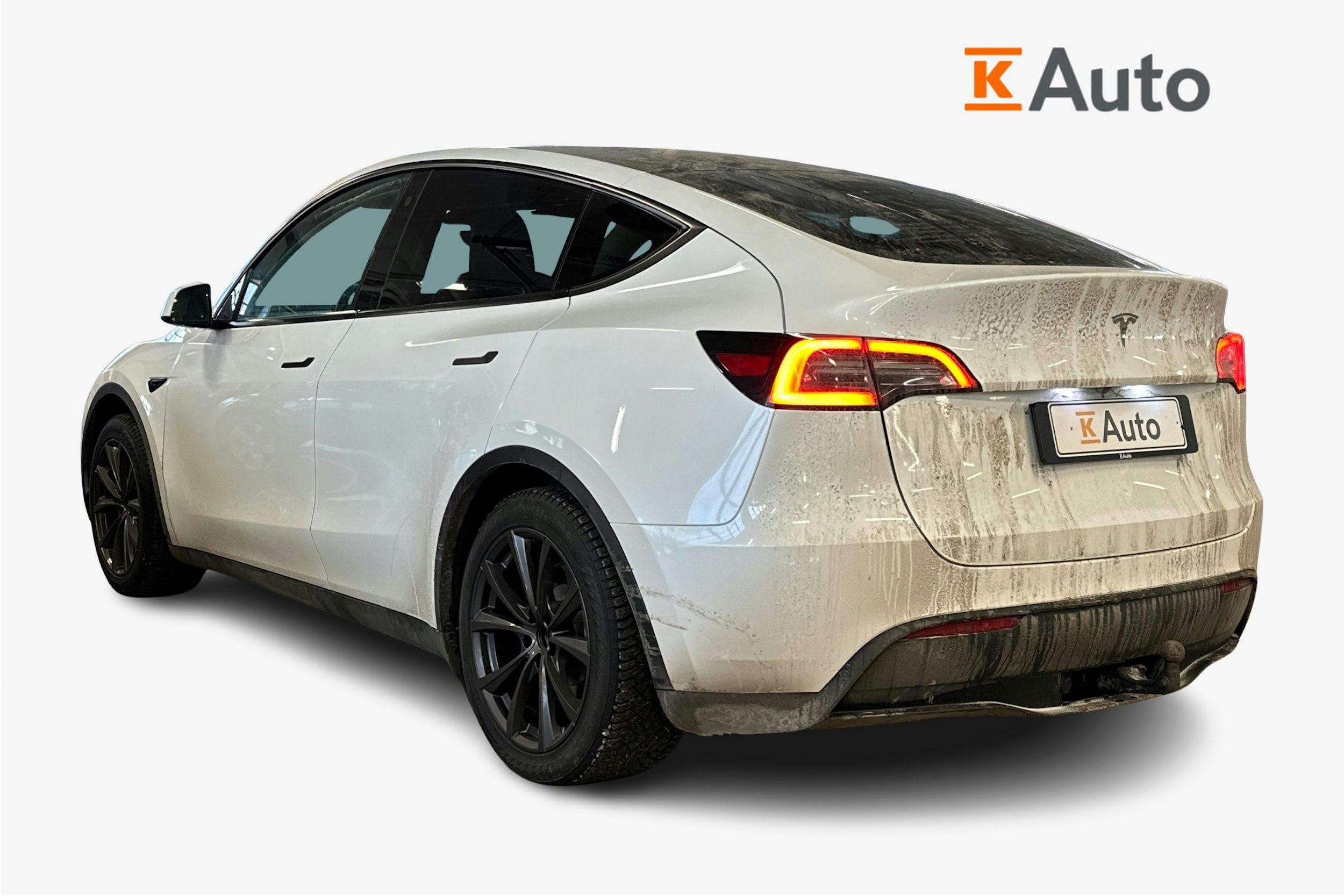 valkoinen Tesla Model Y 2023 kuva 2.