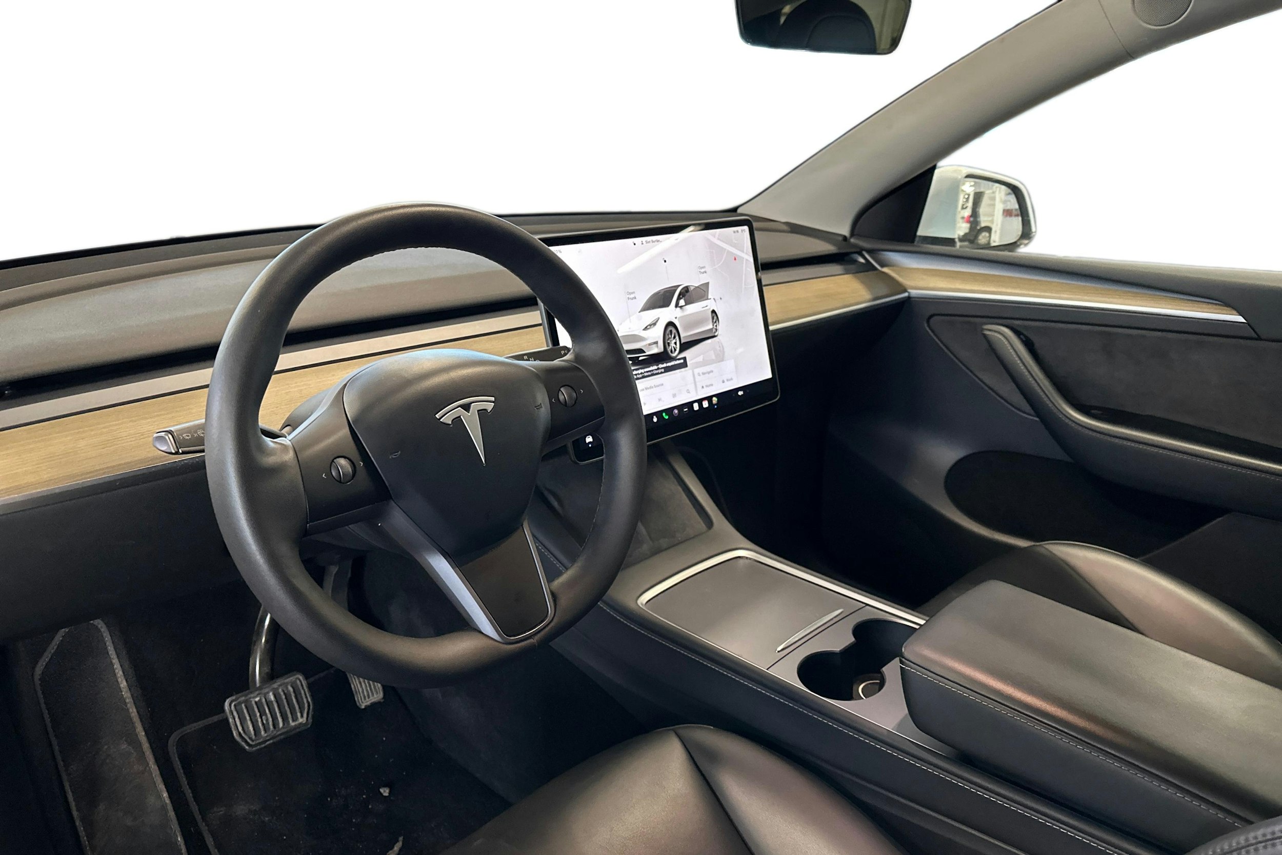 valkoinen Tesla Model Y 2023 kuva 3.