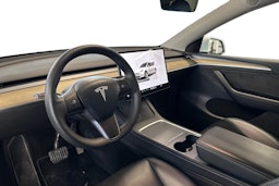 valkoinen Tesla Model Y 2023 kuva 3.