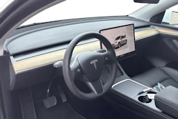 valkoinen Tesla Model Y 2023 kuva 3.