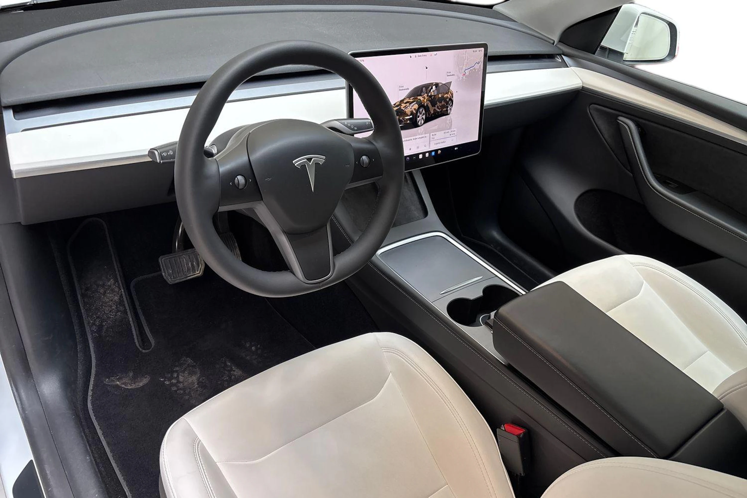 Valkoinen Tesla Model Y 2023 kuva 6.