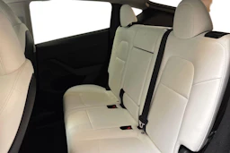 Valkoinen Tesla Model Y 2023 kuva 8.