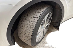 Valkoinen Tesla Model Y 2023 kuva 9.