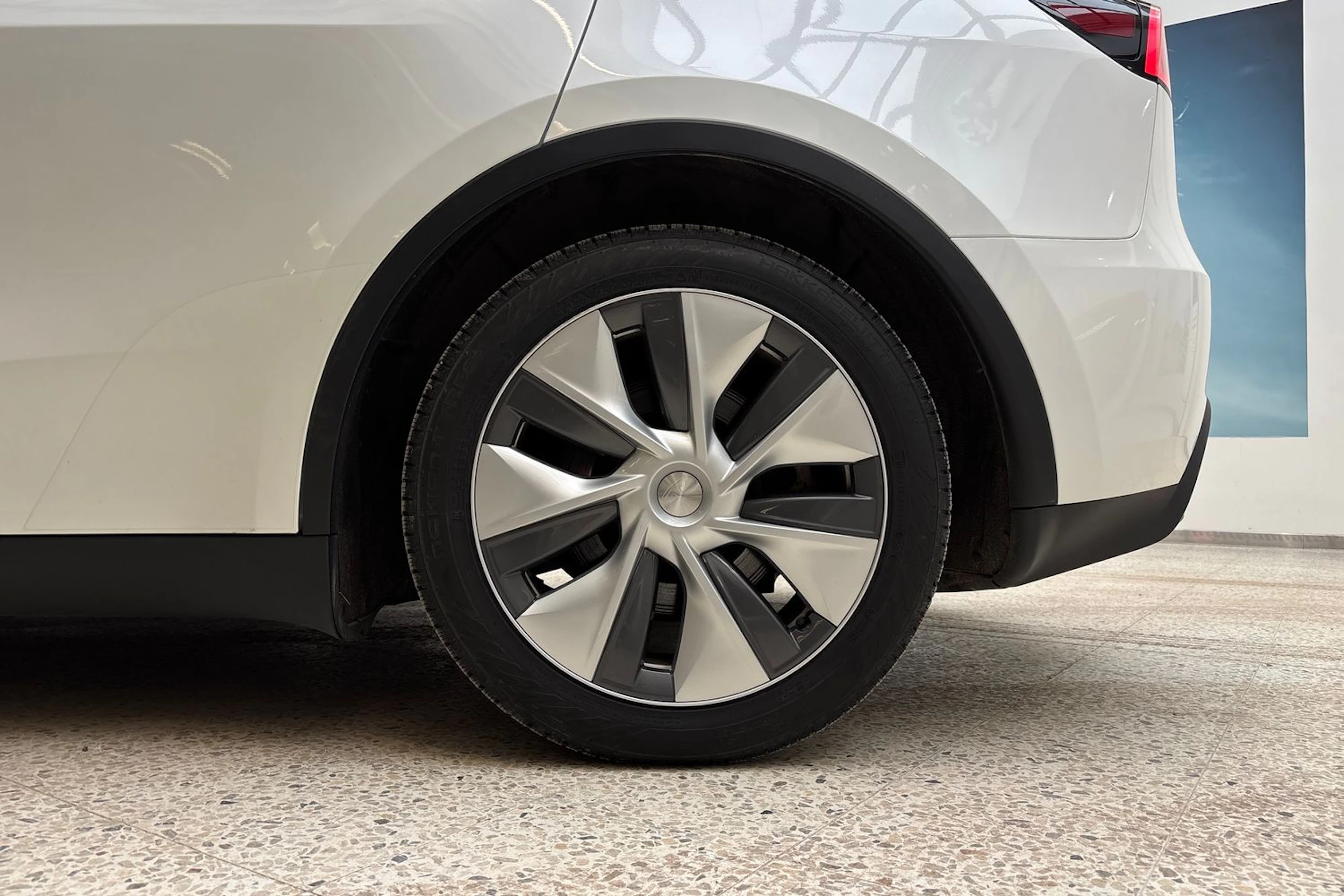 Valkoinen Tesla Model Y 2023 kuva 10.