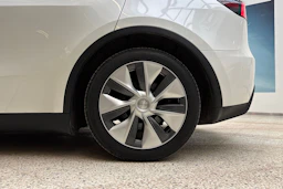 Valkoinen Tesla Model Y 2023 kuva 10.