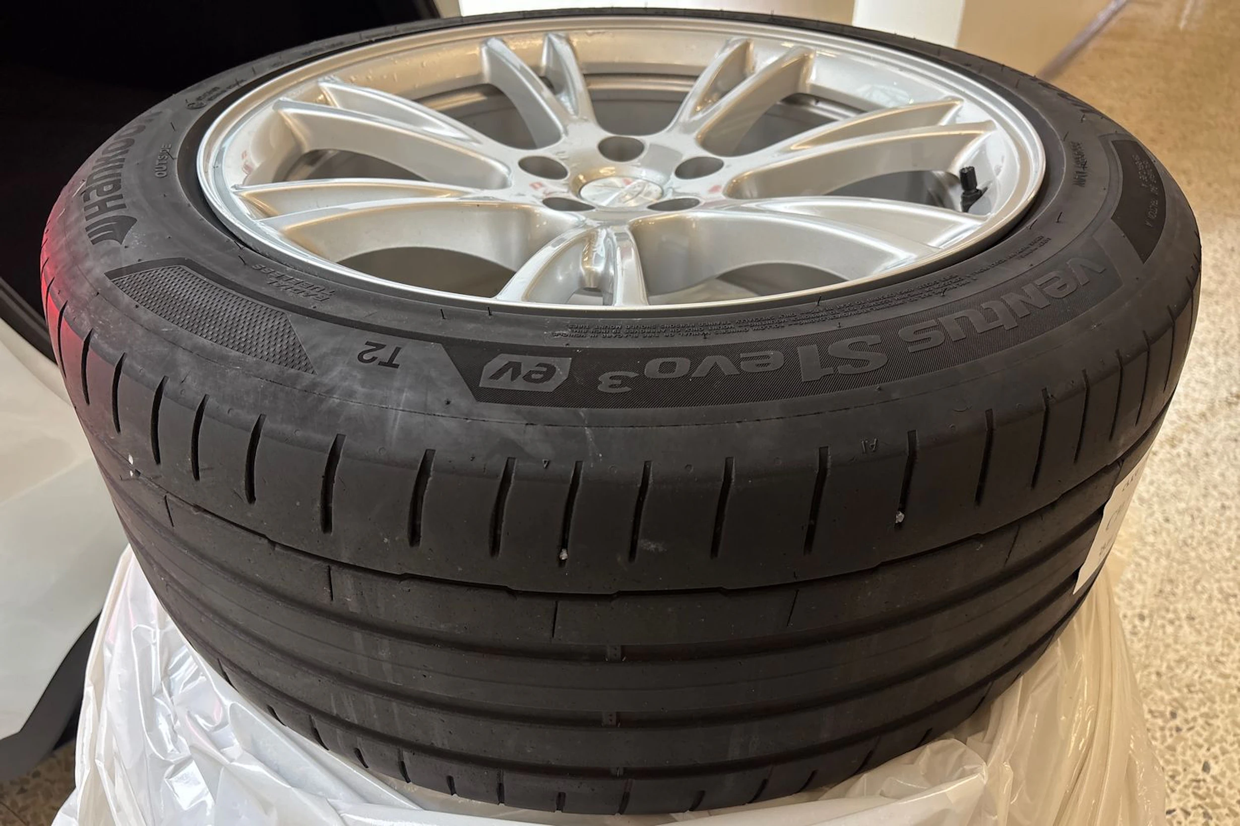 Valkoinen Tesla Model Y 2023 kuva 11.