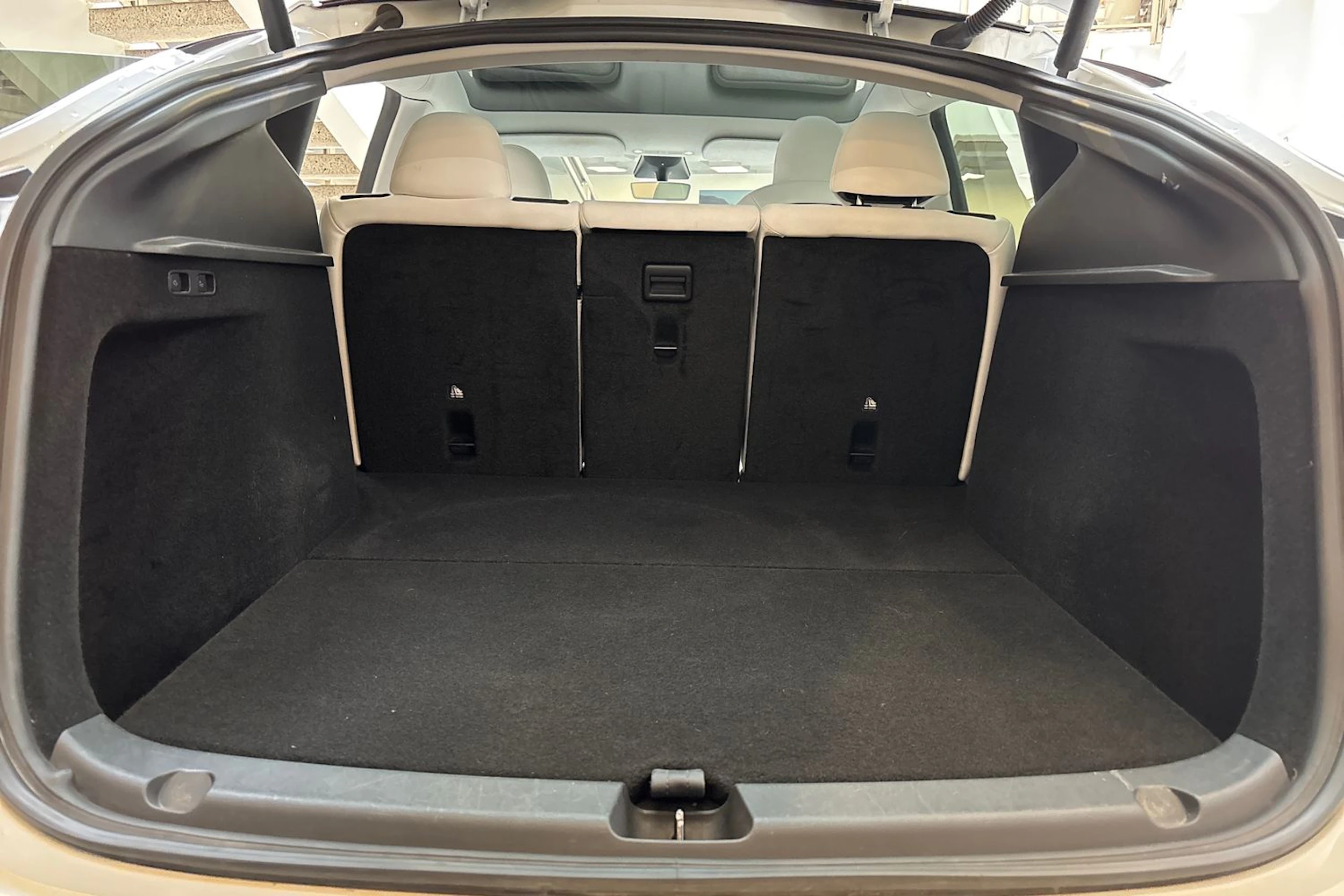 Valkoinen Tesla Model Y 2023 kuva 12.